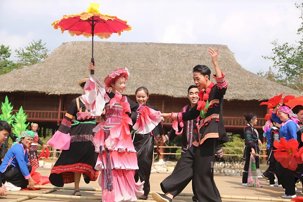 The traditional umbrella dance is a performance that attracts the attention of visitors 